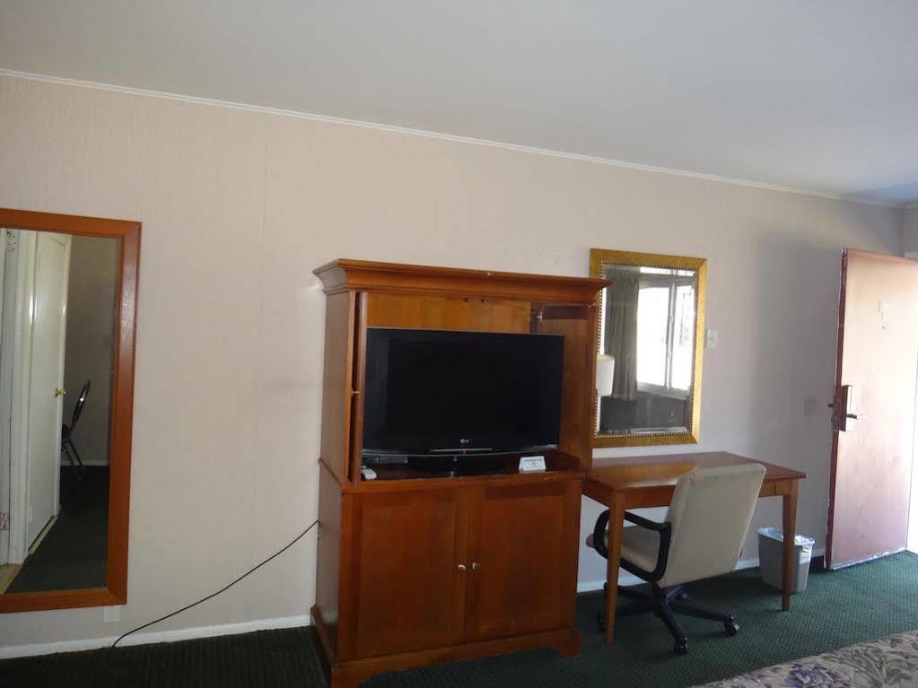 Budget Motor Inn- Mahopac Екстериор снимка
